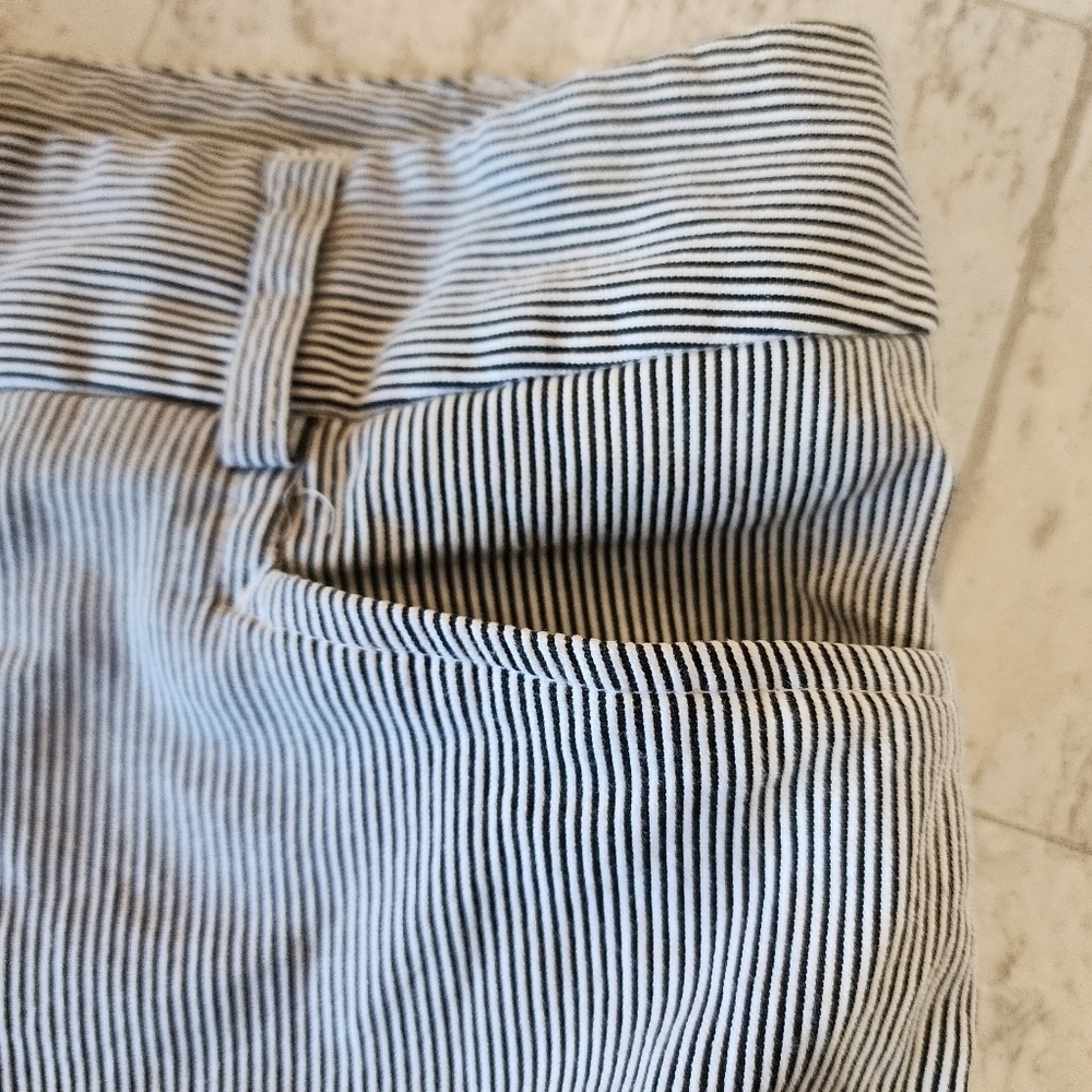 Express Editor black and white striped shorts Size 4 - Picture 5 of 12